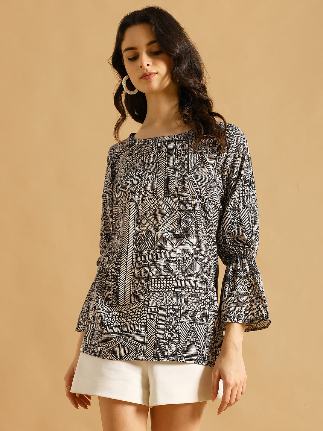 SLEEVED TOP